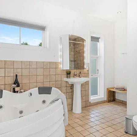 Lovely With Hot Tub, Located In Quiet Surroundings Hébergement de vacances *