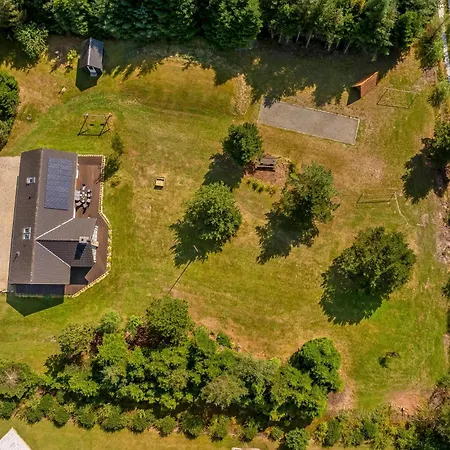 Lovely With Hot Tub, Located In Quiet Surroundings