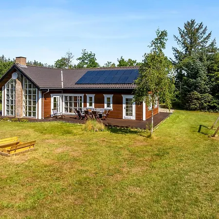 Lovely With Hot Tub, Located In Quiet Surroundings *