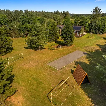 Lovely With Hot Tub, Located In Quiet Surroundings